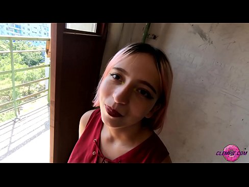 ❤️ Ikasle sentsuak arrotz bat zurrupatzen du kanpoaldean - Cum On His Face ❤ Kalitatezko sexua gugan ❤